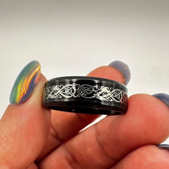 Men's 12.5, black polished metal ring with resin and silver scroll center! - Picture 5 of 9
